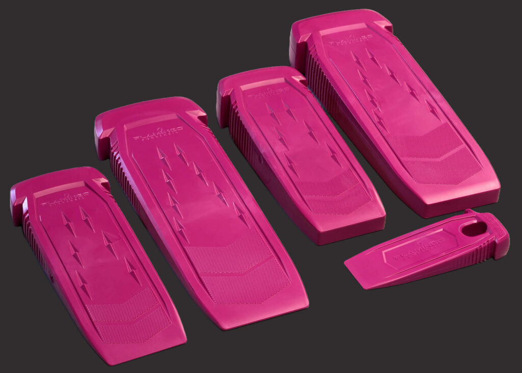 Sortimentbild von allen 5 Flamingo Forstkeil Varianten: Fällkeil 250+190mm, Nachsetzkeil 250+190mm, Schnittkeil